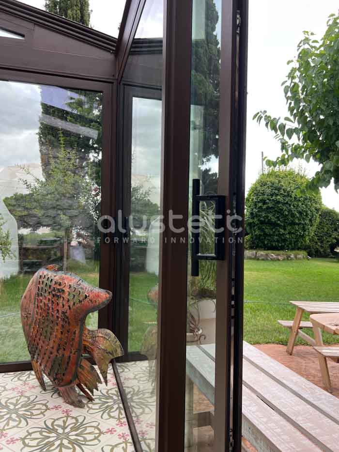 Detall d'una balconera K·LINE del tancament Kípos