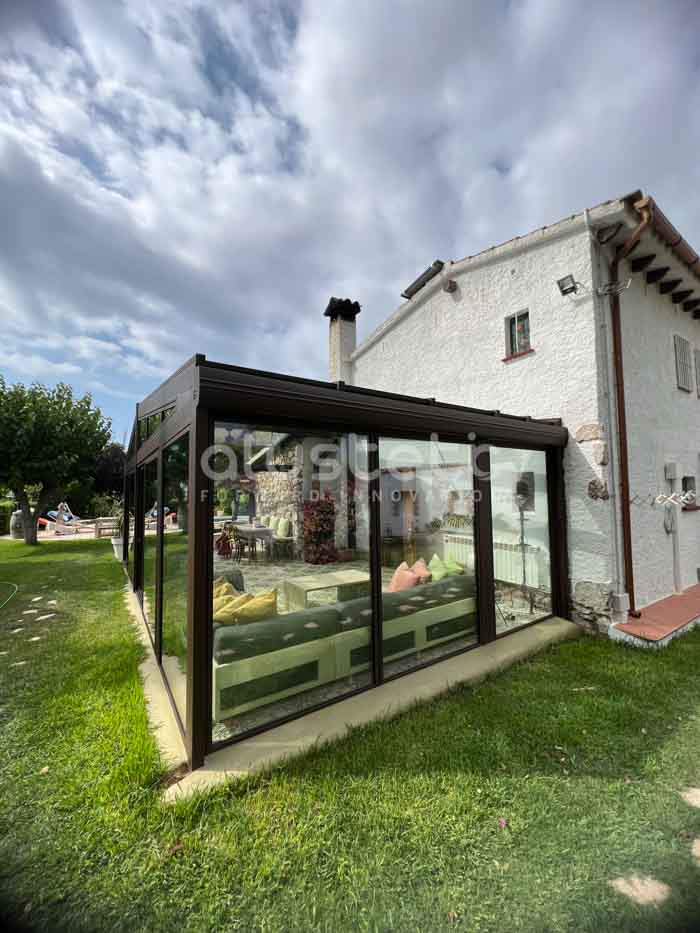 Tancament d'alumini i vidre del projecte Kípos vist des del jardí