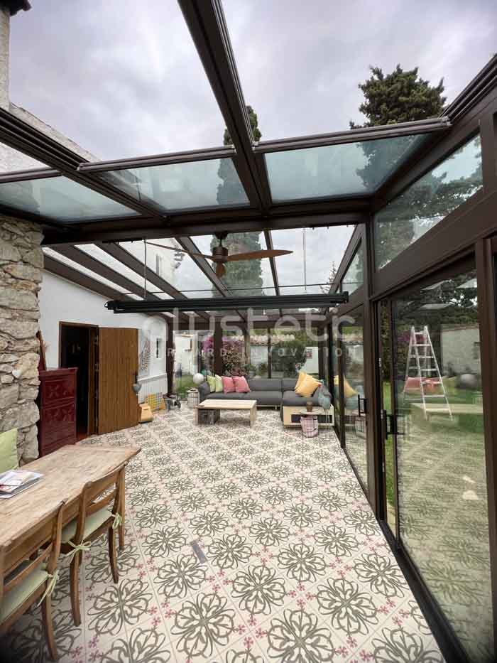 Interior del tancament amb sostre de vidre del projecte Kípos