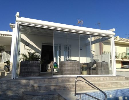 Pergotenda-A2-Compact-y-cortinas-de-cristal2-1