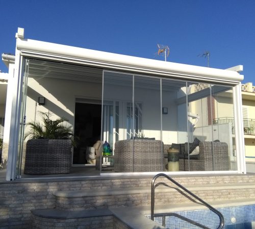 Pergotenda-A2-Compact-y-cortinas-de-cristal2-1