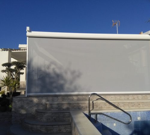 Pergotenda-A2-Compact-y-toldo-vertical-con-guias-y-cofre-1